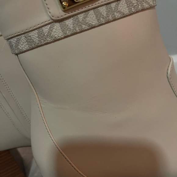 NWOB Michael Kors Cream Ankle Booties Size 9 - Picture 11 of 14